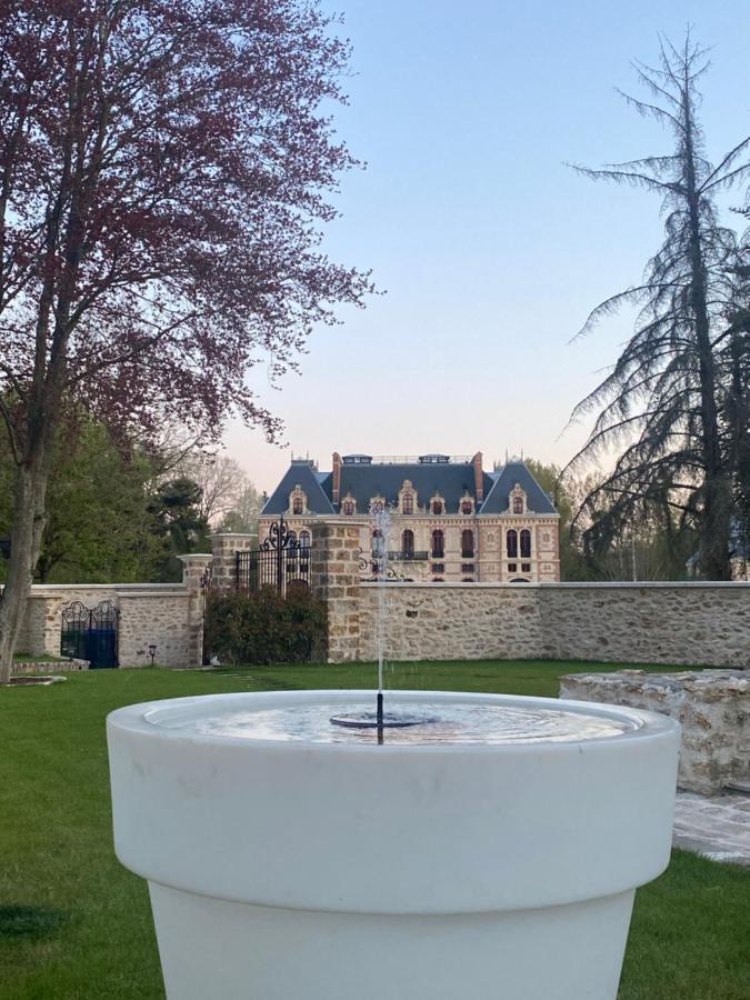 Loft Dans Le Clocher Face Au Chateau Bonnelles Buitenkant foto