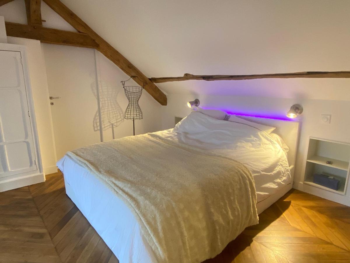 Loft Dans Le Clocher Face Au Chateau Bonnelles Buitenkant foto