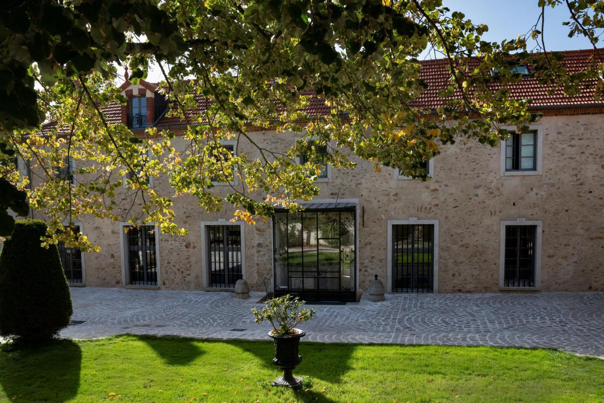 Loft Dans Le Clocher Face Au Chateau Bonnelles Buitenkant foto